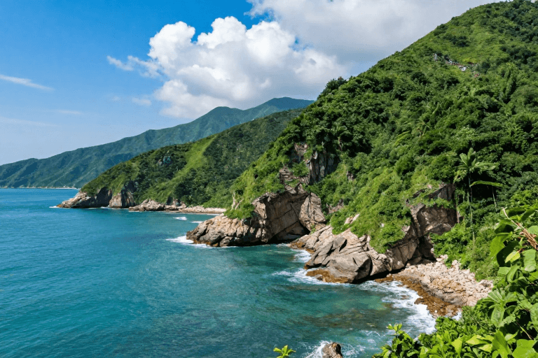 海岸风光素材：碧海青山的壮丽海岸：极致自然光影之美