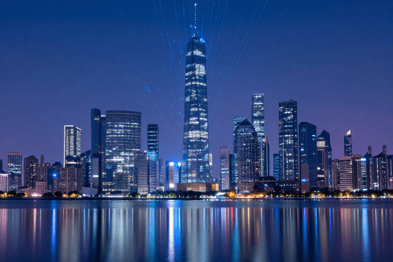 科技宣传素材：未来都市夜境：蓝紫光影中的科技天际线