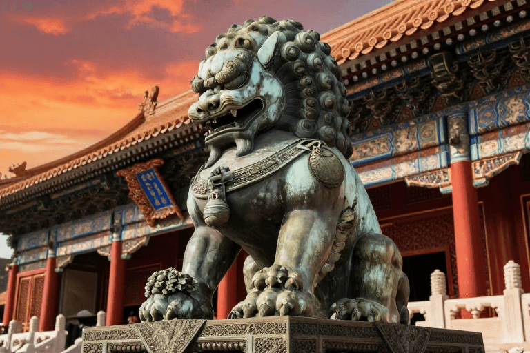 传统建筑素材：雍和宫夕阳下的青铜绣球狮雕像高清实拍