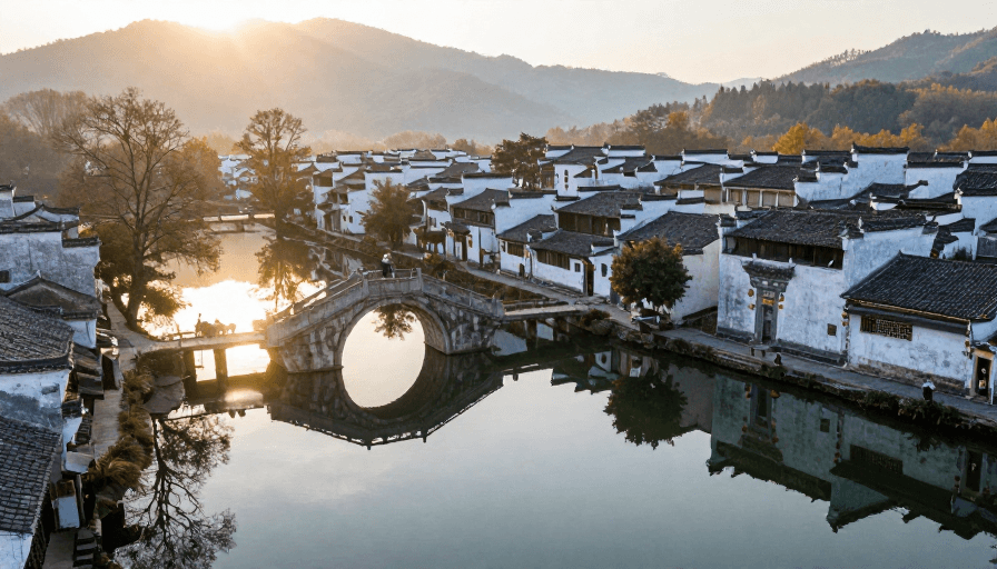 高清风景素材：徽派古村落秋日晨曦：水乡倒影与白墙黛瓦的对称之美