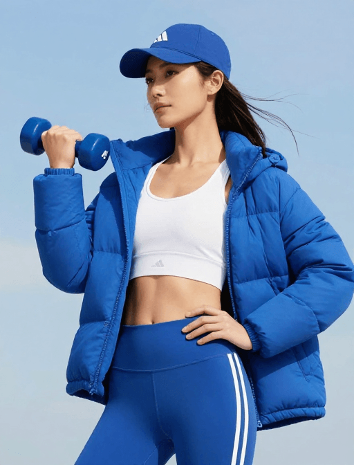 健身模特素材：清新运动风：亚洲女性展示健身装备