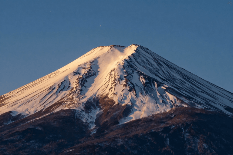 星空背景素材：晨曦富士山：金辉雪顶下的静谧之美