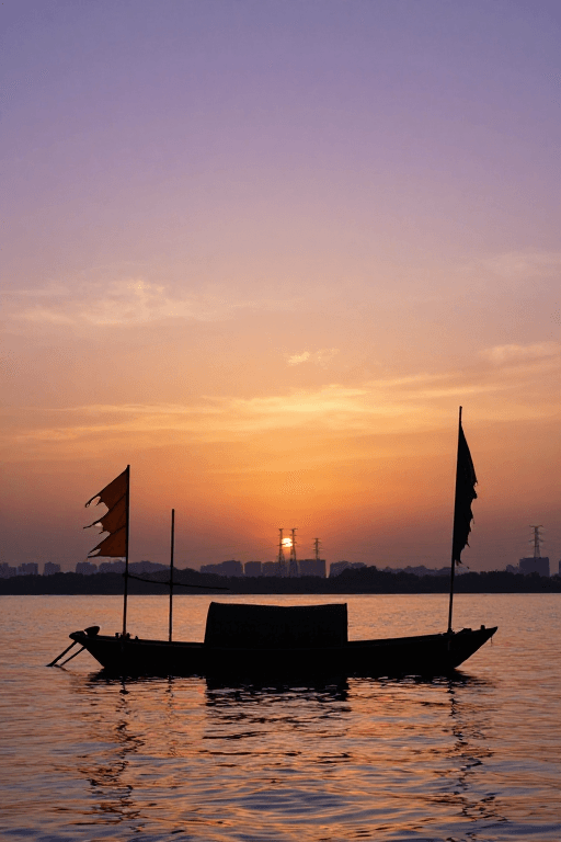 高清广告图素材：日落湖景渔船剪影：紫橙暖调城市风光
