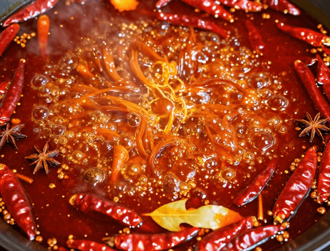 暖色调高饱和素材：沸腾红油麻辣火锅俯拍特写，高清暖橙色调，食欲感十足