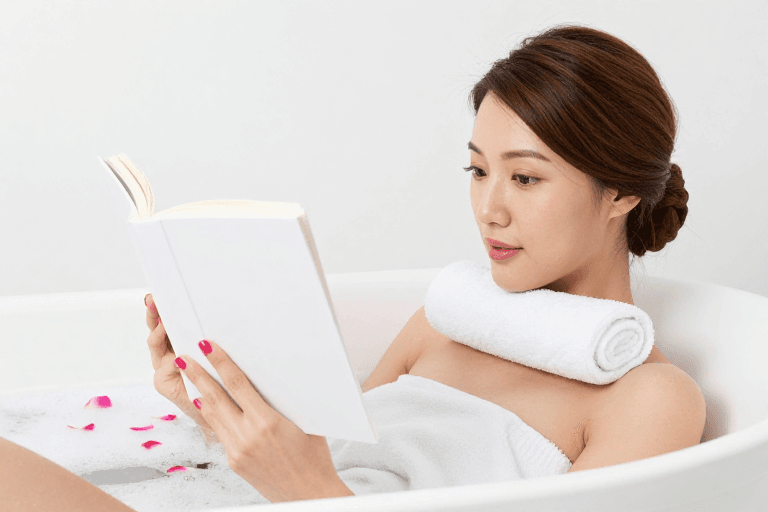 舒适居家素材：柔光下的静谧时刻：浴缸阅读体验