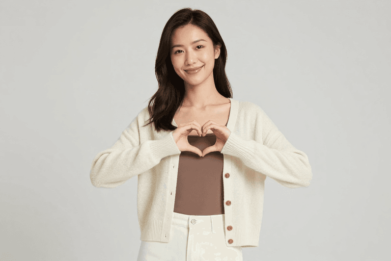品牌宣传图素材：微笑暖光下的亚洲女性心形手势人像摄影