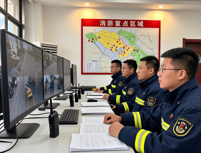 消防指挥中心素材：消防精英专注监控，守护城市安全