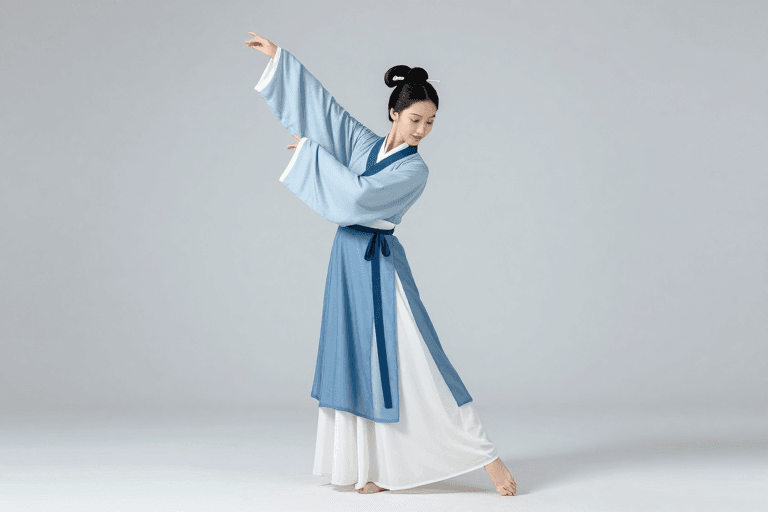 汉服舞蹈素材：蓝白汉服舞者：清雅舞蹈瞬间
