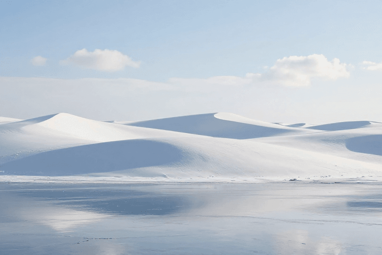 高清风景素材：纯净冬雪：沙丘雪原与冰面倒影的自然风光