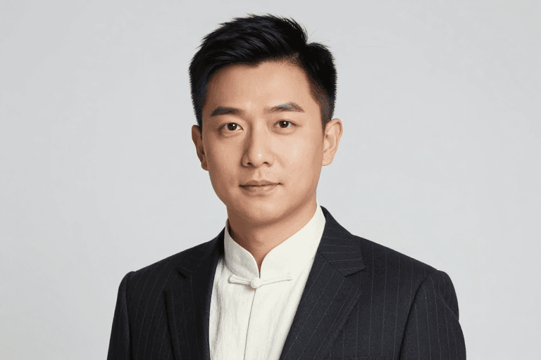 浅灰背景素材：亚洲男性商务形象展示图