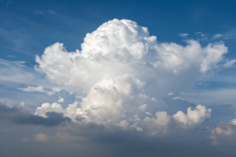 高清画质素材：高空壮丽的蓬松积雨云层：光影交织的蔚蓝天空