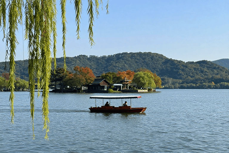 高清风景素材：秋日湖景：红色小船载着二人漫游