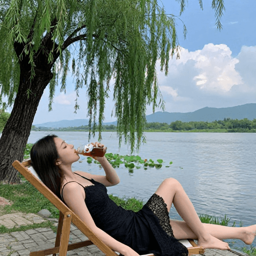 8K画质素材：夏日河畔：黑衣美女悠然享清凉