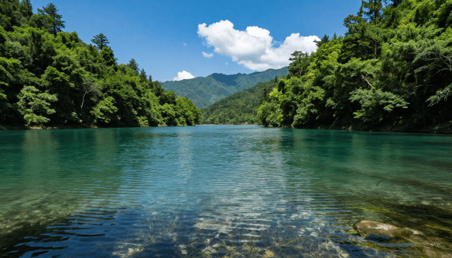 高对比度光影素材：碧湖清波映青山：自然光影下的纯净之境