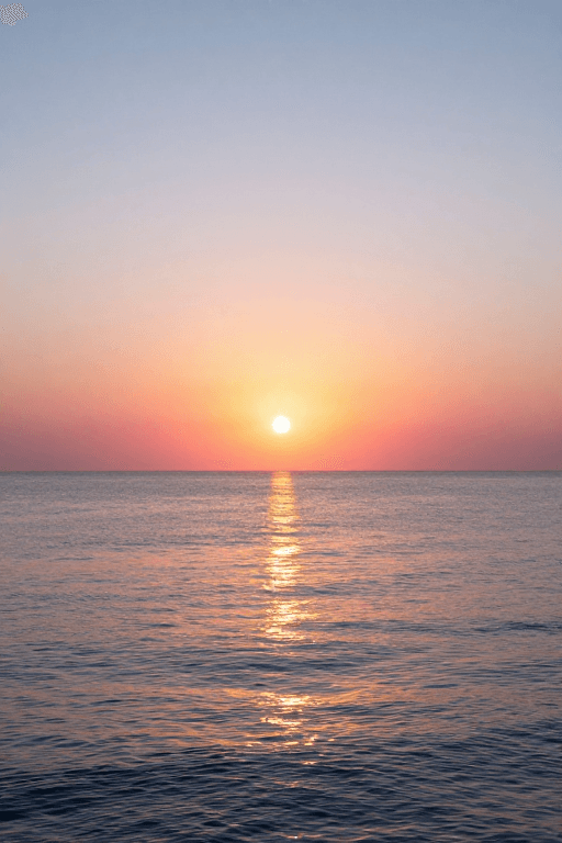 高清风景素材：金色日落在平静海面绽放，宁静海景的绝美瞬间