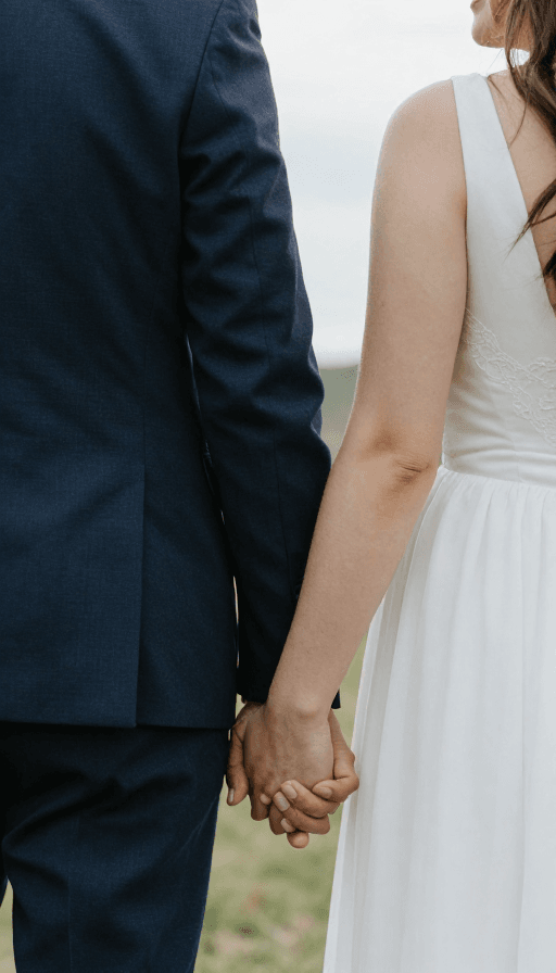 社交媒体素材素材：幸福时刻：夫妻牵手展现真挚爱意