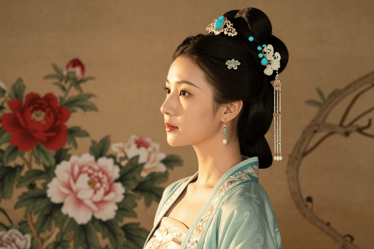 汉服摄影素材：青绿汉服侧影：古典东方美学肖像