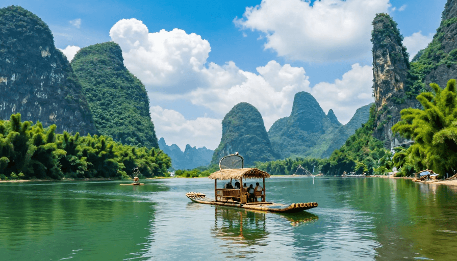 喀斯特地貌素材：漓江竹筏游：喀斯特山峦下的碧水幽蓝