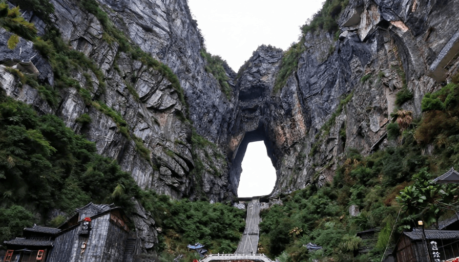 云雾景观素材：湖南天门洞：云雾缭绕的奇幻山峰风光