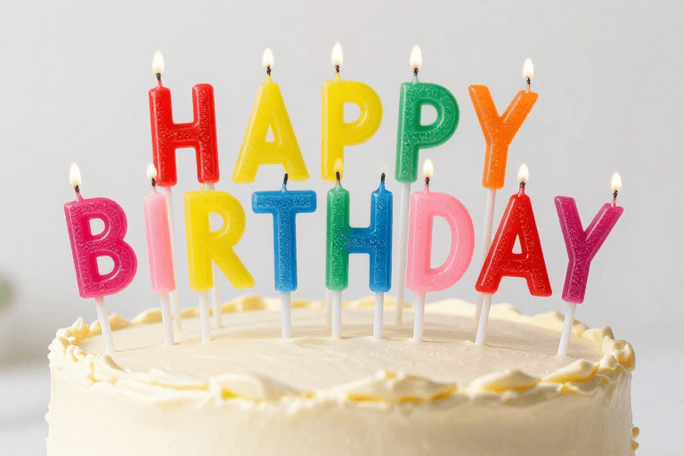 浅灰背景素材：高清奶油蛋糕' HAPPY BIRTHDAY'闪耀庆祝瞬间