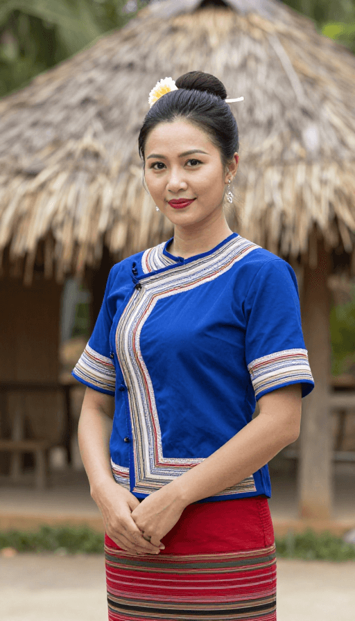 高清人像素材：海南黎村茅屋前的美女摄影作品
