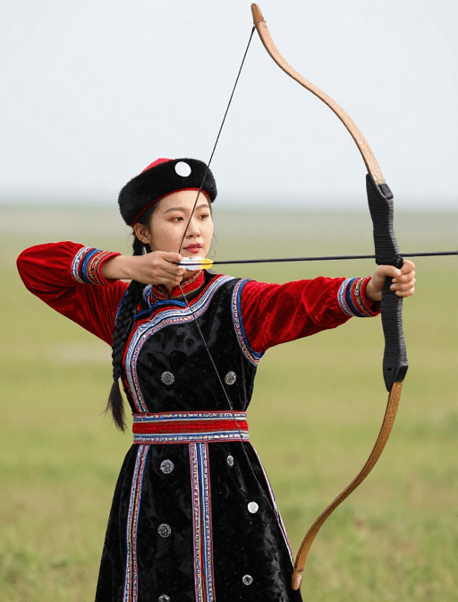 户外实景素材：锡伯族美女传统装束射箭风采
