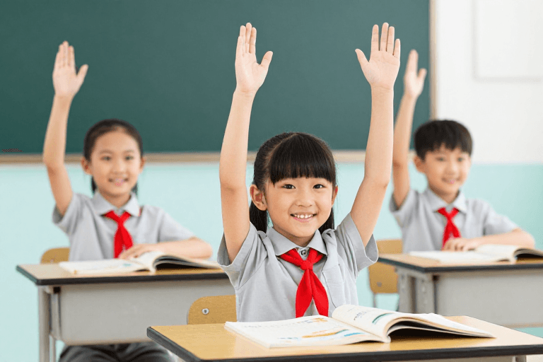 #亚洲小学生 #校园生活 #教育摄影 #清新风格 #教室实景 #红领巾 #高清人像 #商业纪实素材：阳光下的微笑：课堂纪实摄影捕捉纯真瞬间