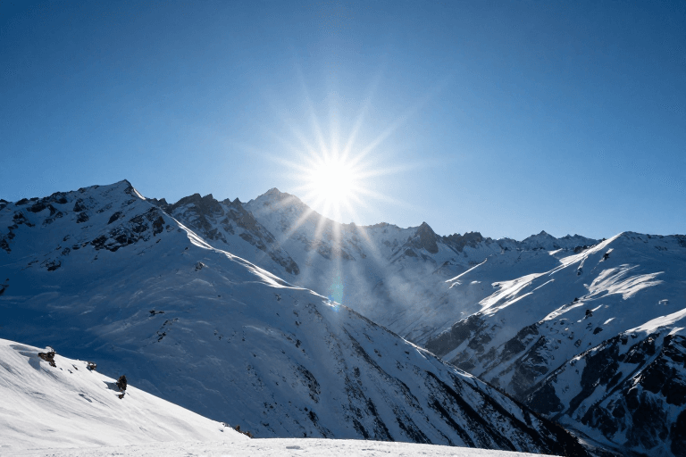 山峰剪影素材：雪峰群峦逆光剪影：冷调高对比度自然美景