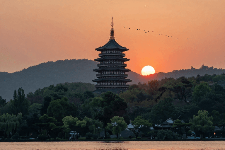 杭州地标素材：夕阳下的雷峰塔：金辉与湖山的绝美构图
