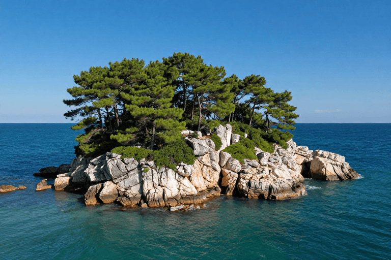 碧海蓝天素材：碧蓝海域环绕的静谧岛屿：自然光影下的海岛风光