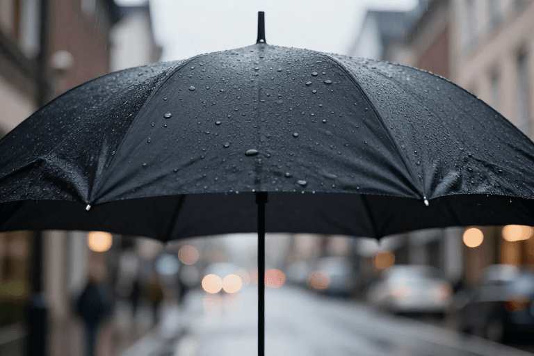 生活场景素材：黑伞雨滴特写：阴冷都市中的静谧瞬间