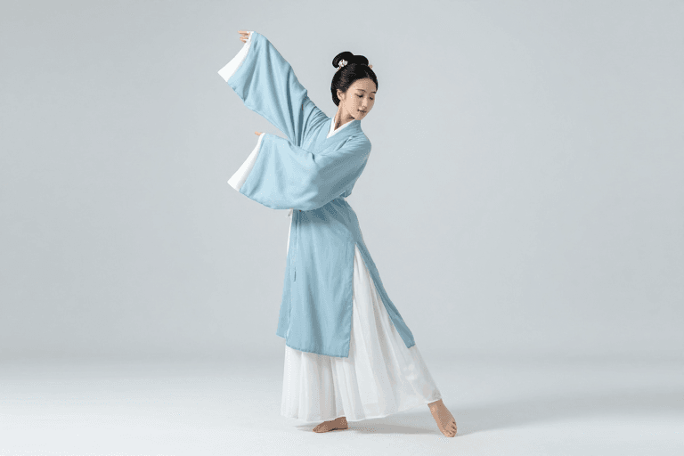 浅灰背景素材：蓝白汉服舞韵：清冷古典美