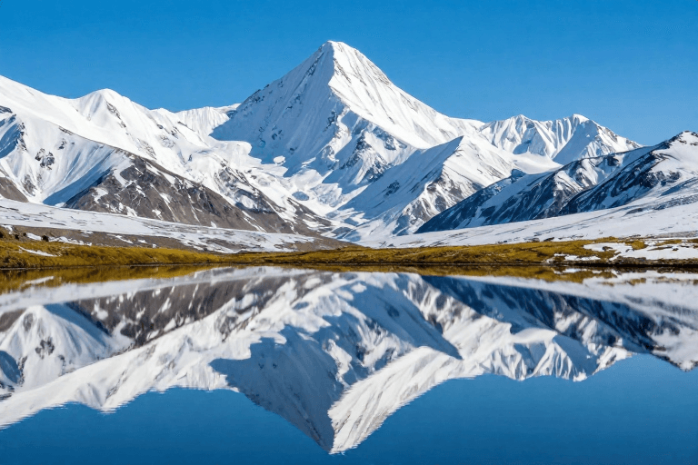 冷调摄影素材：雪域湖山明镜映清辉：正午冷调摄影