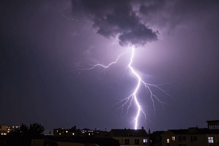 夜景素材：震撼瞬间：闪电划破夜空的掠光