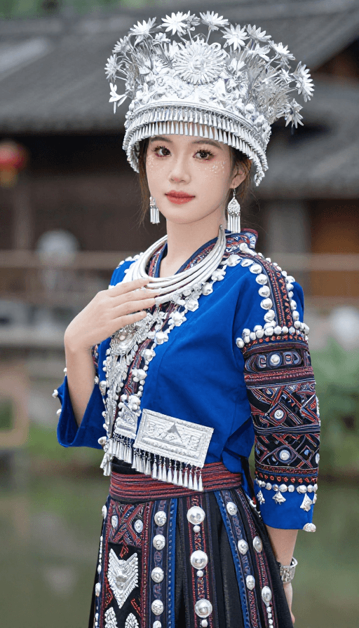 民族写真素材：畲族美女身着传统服饰写真：民族风情与自然之美
