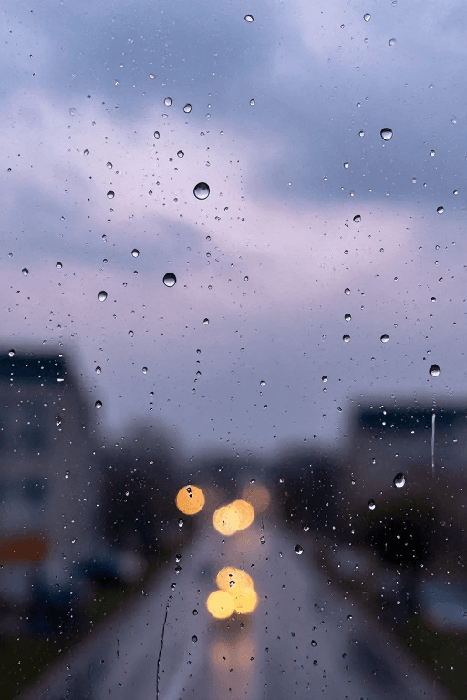阴天氛围素材：暮色雨窗：冷暖交织的都市光影