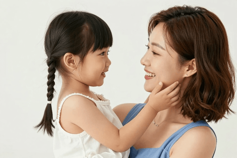温馨互动素材：温馨母女对视瞬间，暖光柔和捕捉亲情