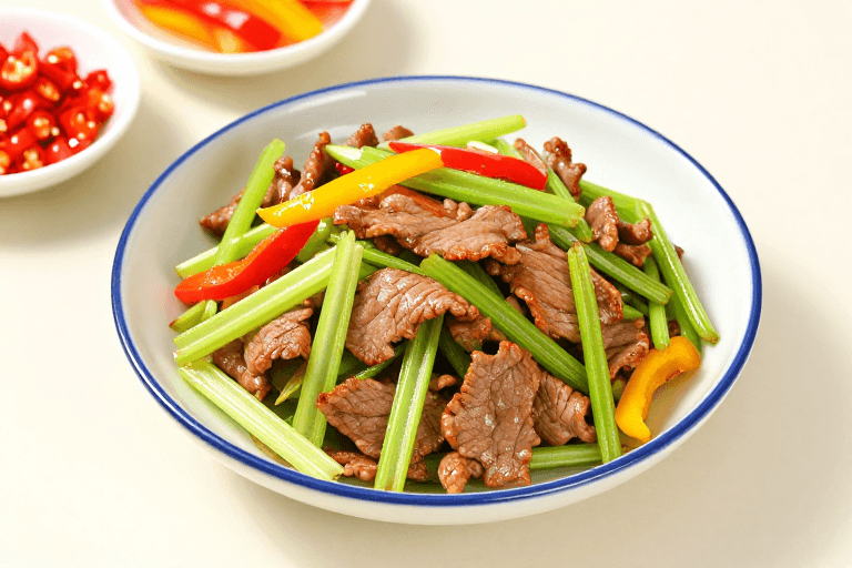 浅景深素材：精致家常美味：芹菜炒肉片俯拍摄影