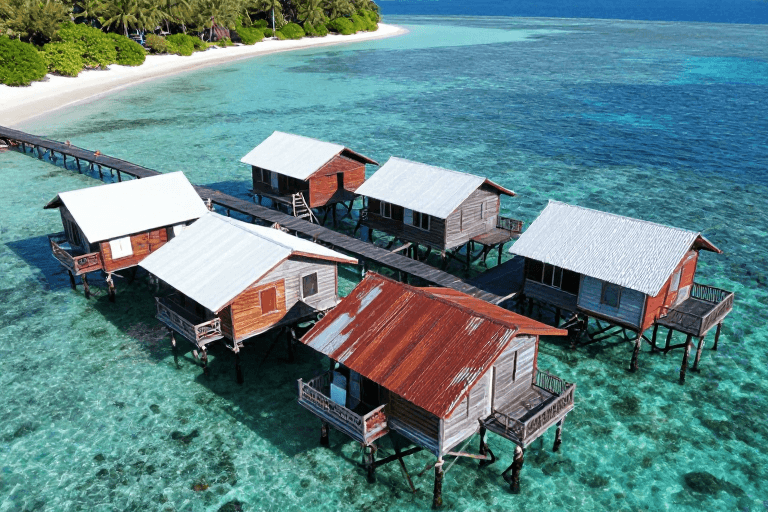 碧海蓝天素材：碧海蓝天下的珊瑚礁木屋群