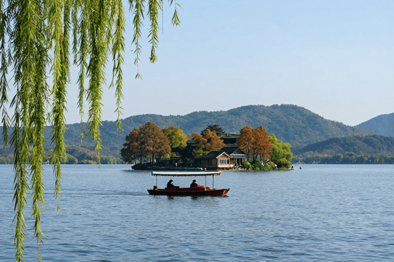 清新蓝绿素材：秋景湖心红舟行：清新自然文旅风光