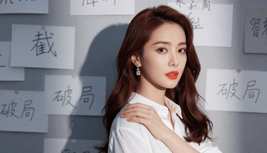 高清肖像素材：冷灰布告栏前的女性力量：突破职场困局