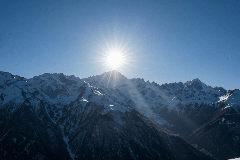 商业级质量素材：雪峰逆光剪影：冷峻蓝调自然光影的极致呈现