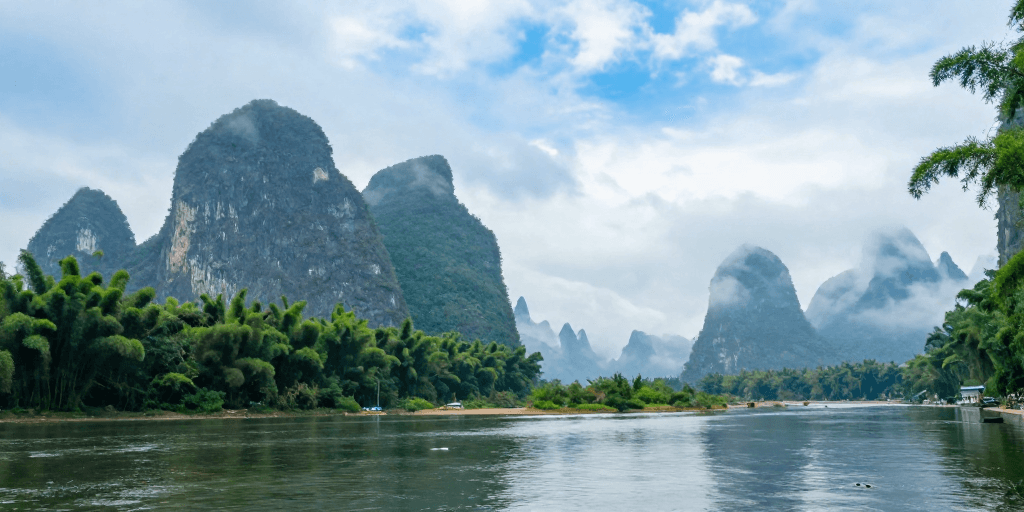 喀斯特地貌素材：漓江翠绿竹林与喀斯特峰林摄影美图