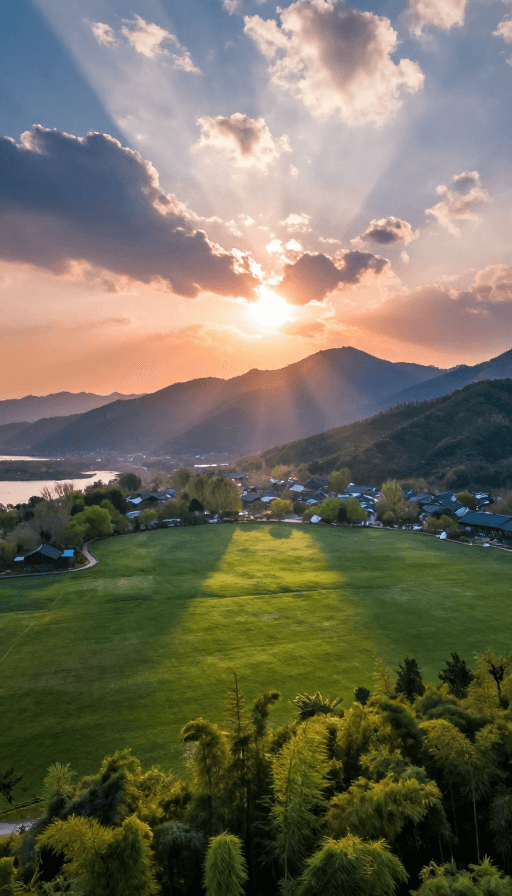 实景照片素材：超高清山景与光影：春天竹林的晚霞盛宴