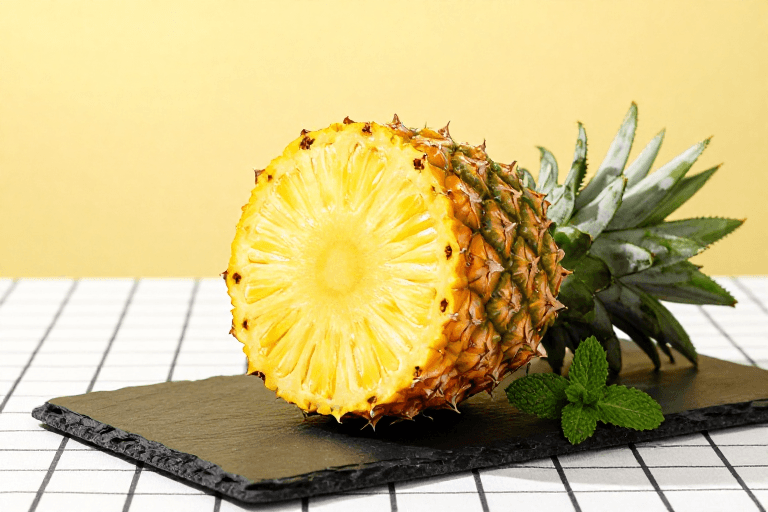 色彩鲜明素材：金黄饱满的鲜切菠萝，清新诱人