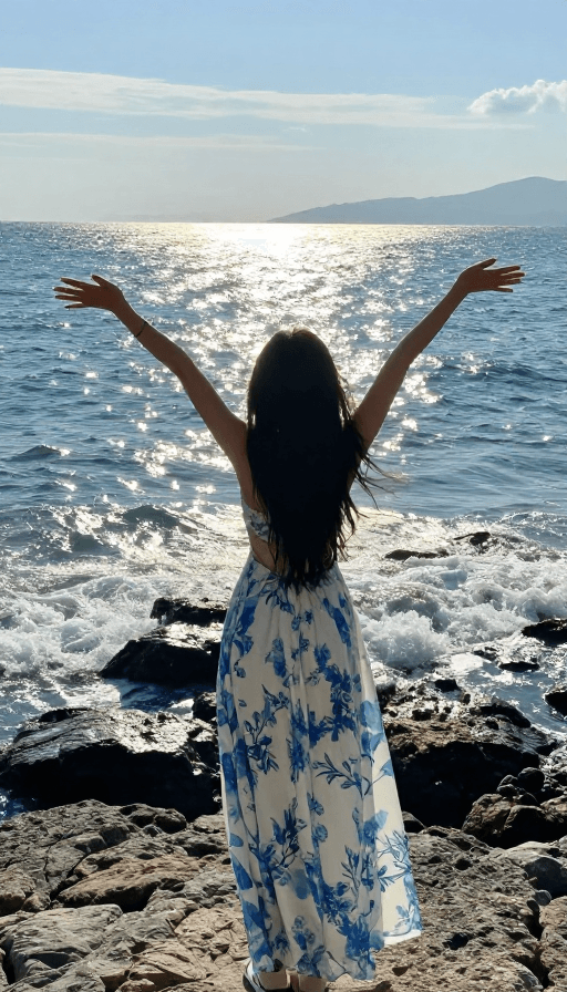 度假氛围素材：海风轻拂：蓝裙背影邂逅金色阳光