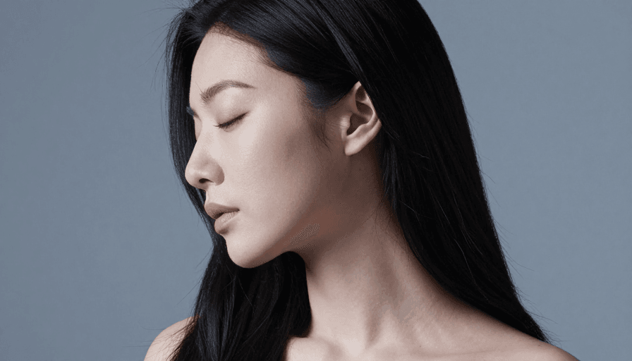 冷调摄影素材：闭目沉思的亚洲女性侧影·冷调光影特写