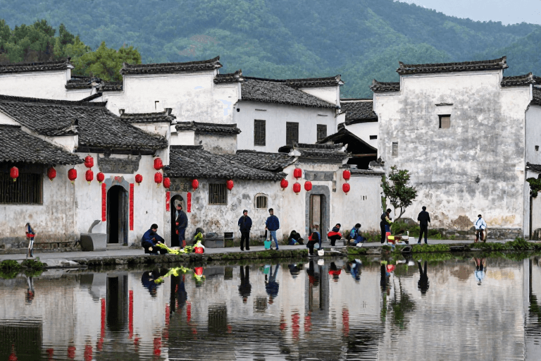 白墙黛瓦素材：古徽州白墙黛瓦水乡纪实摄影：灯笼映照青绿山水