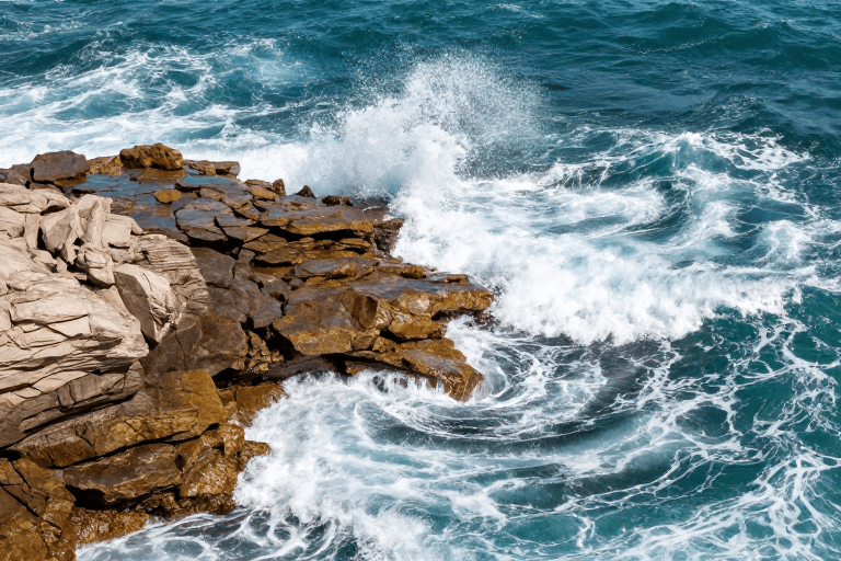 海浪素材：碧浪拍击棕褐礁岩：震撼海岸风光摄影