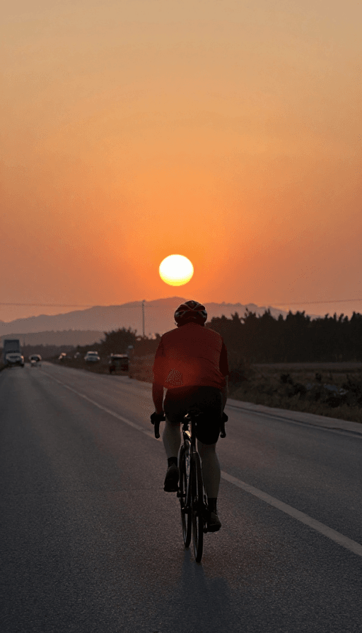 运动活力素材：夕阳骑行：公路上的自由与力量4K高清实拍